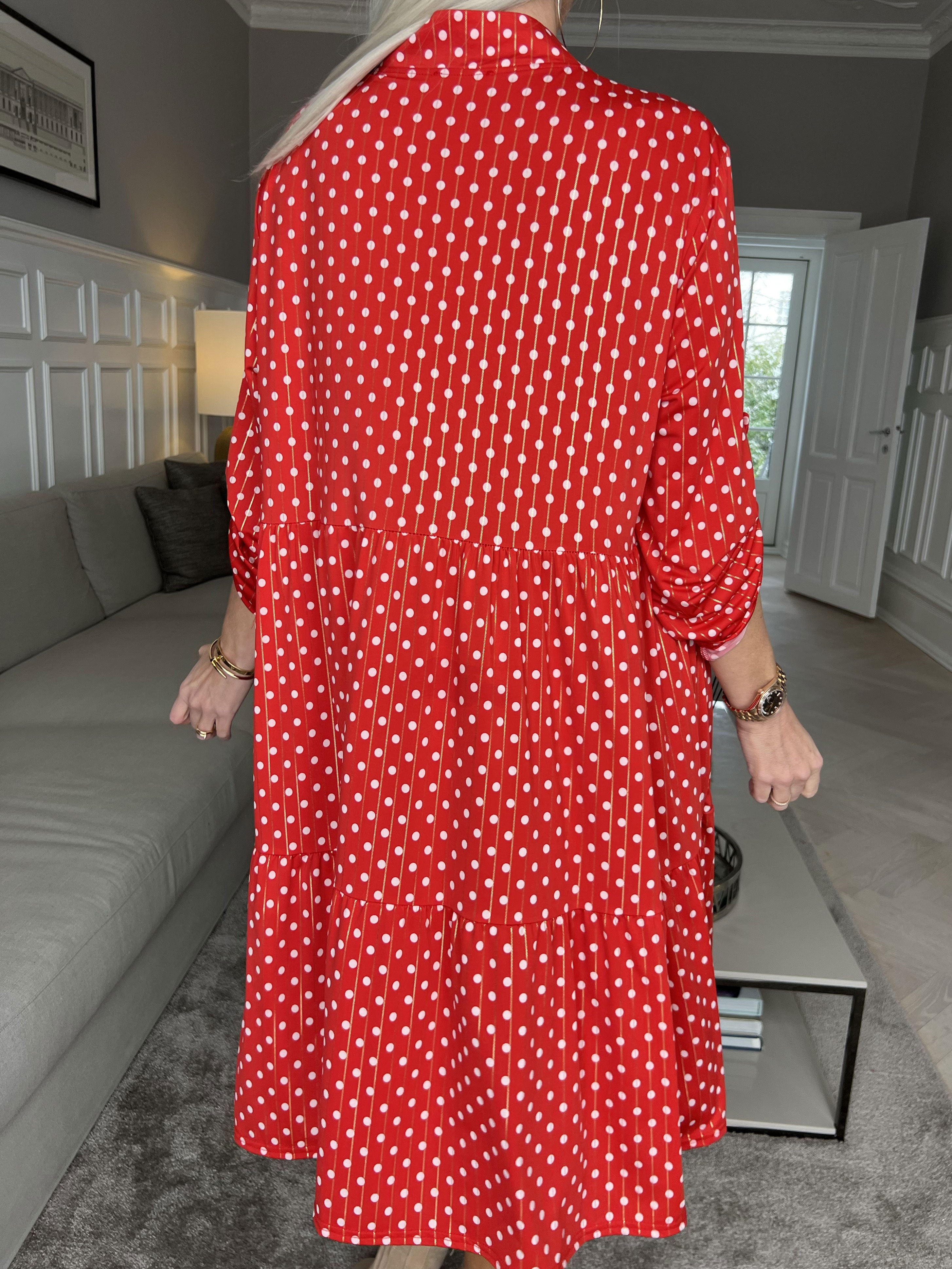 Milano Dot Midi - Kjole med prikker og lag på lag look